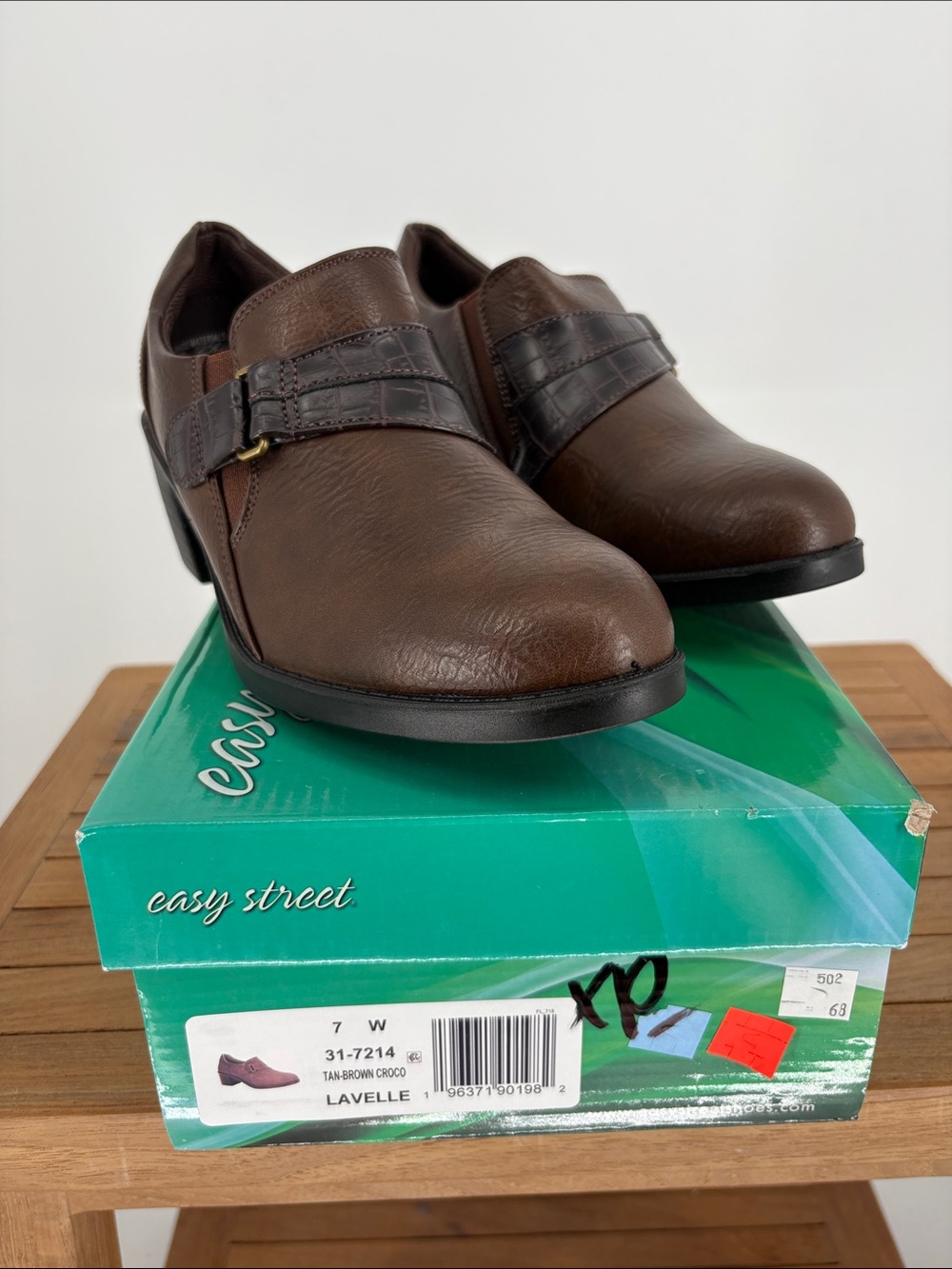 New Easy Street Women’s brown Leather Slip-On Dress Shoes size 7W - Picture 2 of 7